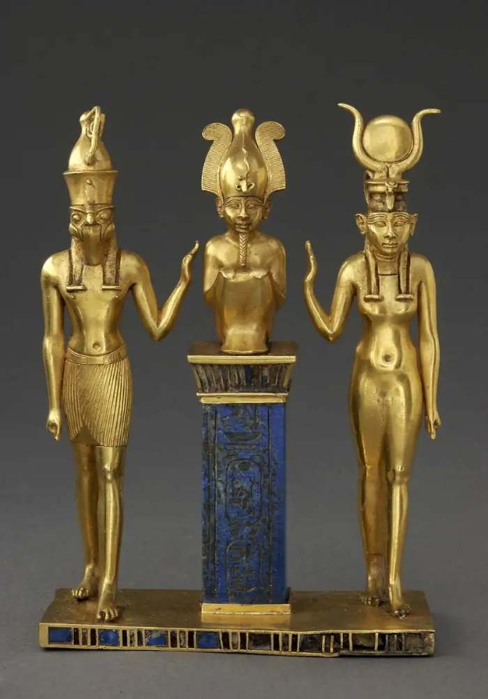II. Osorkon saltanatından, Osiris'i koruyan Horus ve İsis üçlüsü.