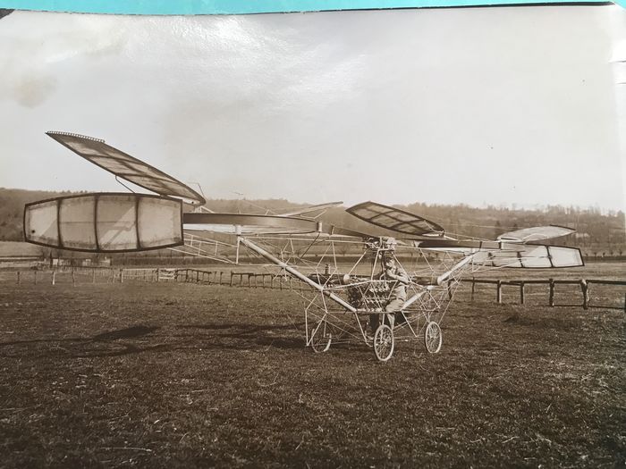 Kasım 1907'de döner kanatlı bir uçağın ilk insanlı uçuşunu yapan Fransa, Lisieux'dan Paul Cornu'nun helikopteri.