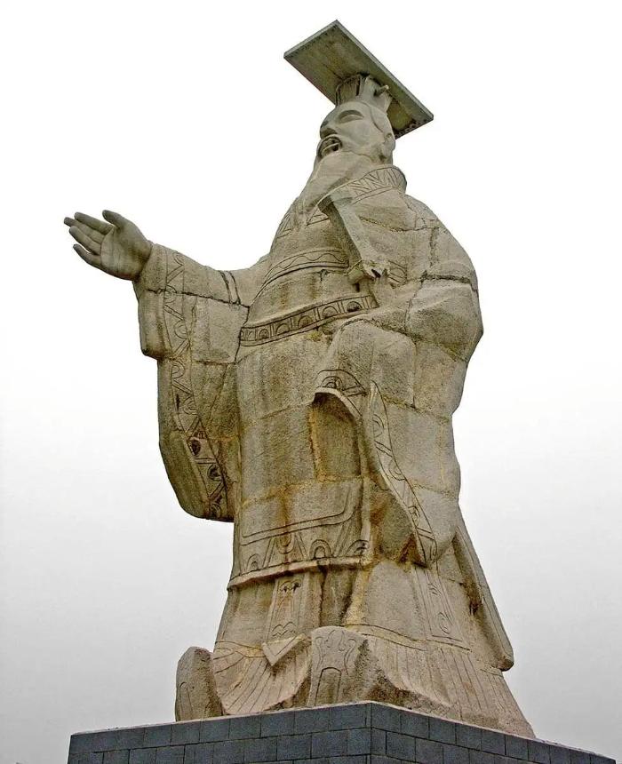 Çin Şi Huang heykeli.