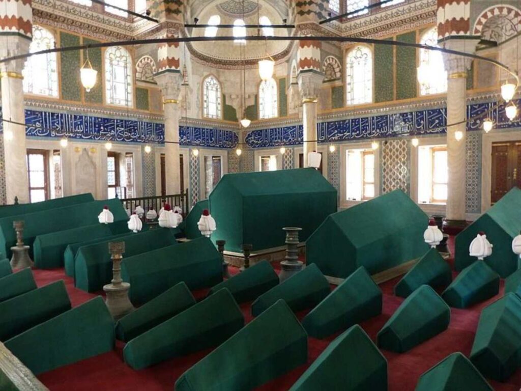 Öldürülen 19. şehzadeden bazı genç Osmanlıların Sultan Türbesi'ndeki küçük mezarları.
