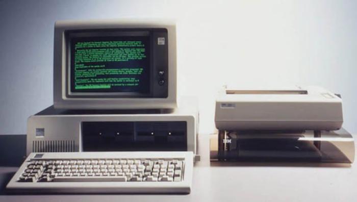 MS-DOS 5.0 çalıştıran IBM PC 5150.