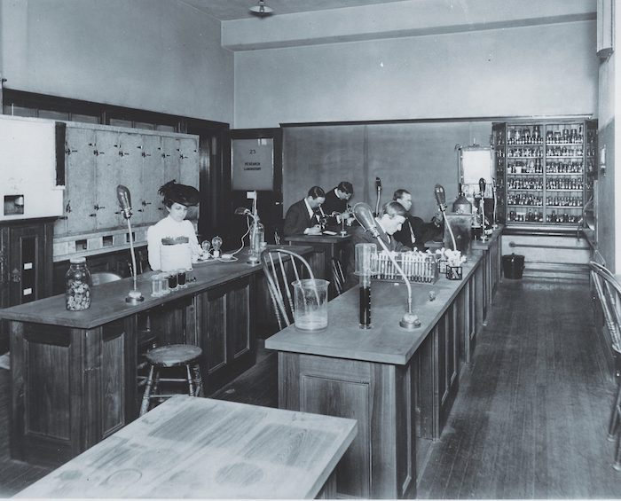 Solda görünen McCormick, tüylerin yanma olasılığı nedeniyle kız öğrencilerin laboratuvarda şapka takmasını yasaklayan bir MIT kuralını sona erdirdi. (MIT Museum)