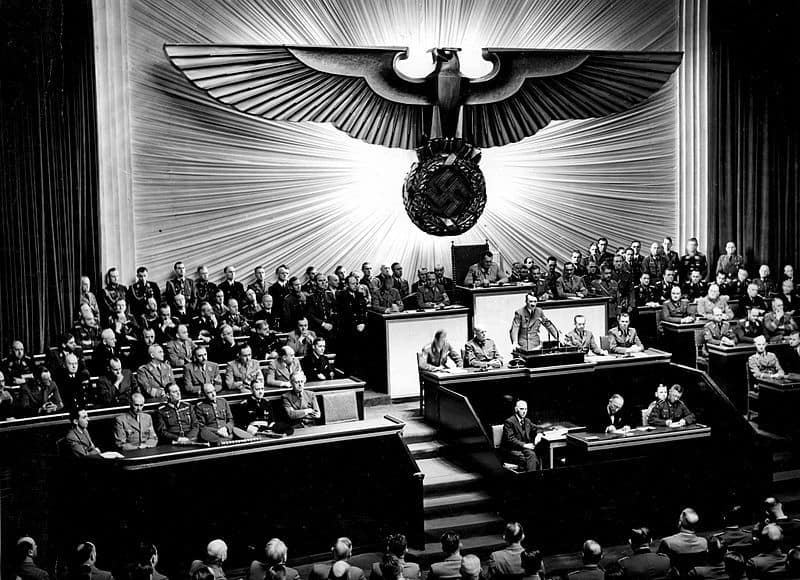 Adolf Hitler, 10 Aralık 1941'de Amerika Birleşik Devletleri'ne karşı savaş ilanını Reichstag meclisinde ilan ederken