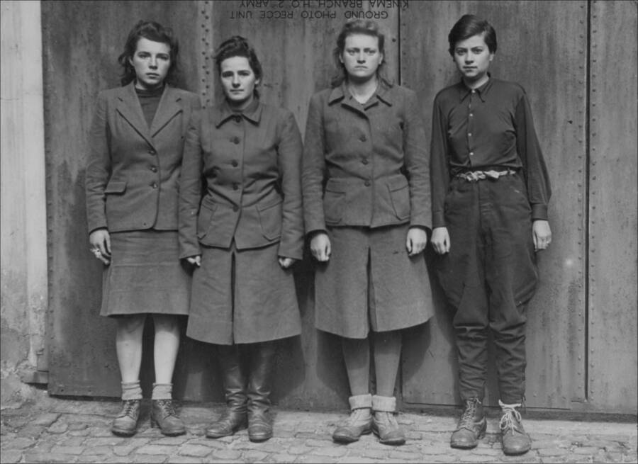 Bergen-Belsen'deki SS muhafızları. Kohlmann en sağda duruyor. 1945
