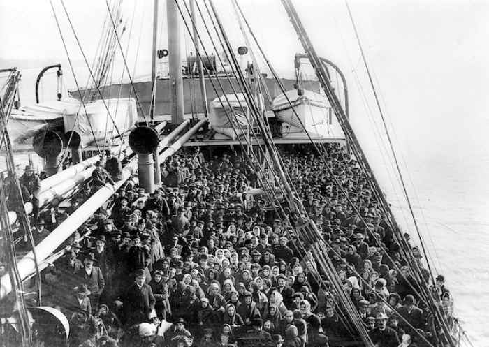Dünyada pasaportun olmadığı bir zamanda S.S. Patricia gemisindeki göçmenler, 1906.
