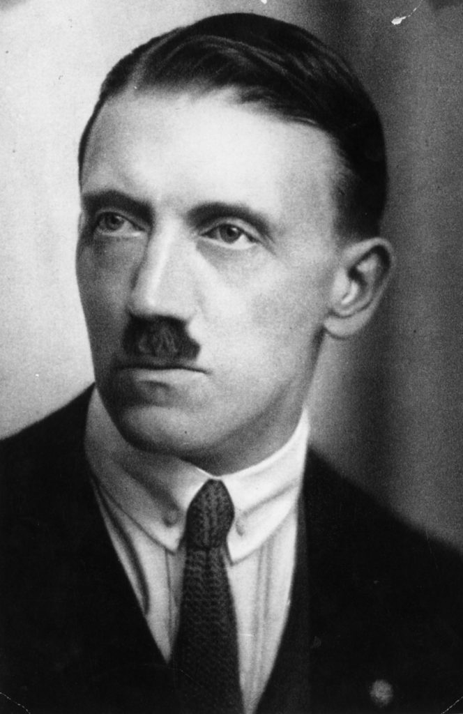1920 ve 1924 yılları arasında Hitler.
