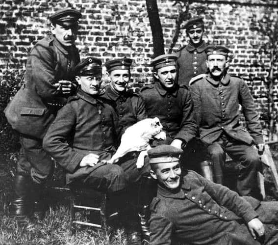 Adolf Hitler, Bavyera Yedek Piyade Alayı 16'daki savaş arkadaşlarıyla birlikte. Soldan sağa: ayaktakiler: Sperl (Münih), litograf, Max Mund (Münih), zanaatkar, oturanlar: George Wimmer (Münih), tramvay şefi, Josef Inkofer ( Münih) Lausamer (Fallen), Hitler (en sağda bıyıklı oturuyor),  Balthasar Brandmayer (Bad Aibling), duvar ustası.