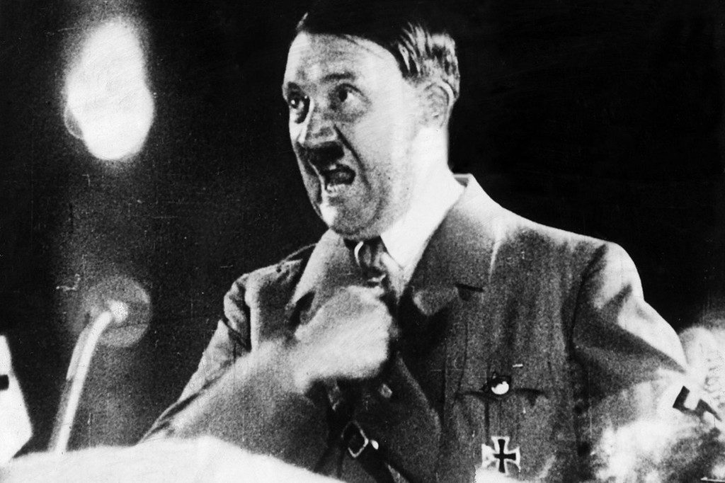 Adolf Hitler bir konuşma yapıyor. Çünkü Hitler Almanyası.
