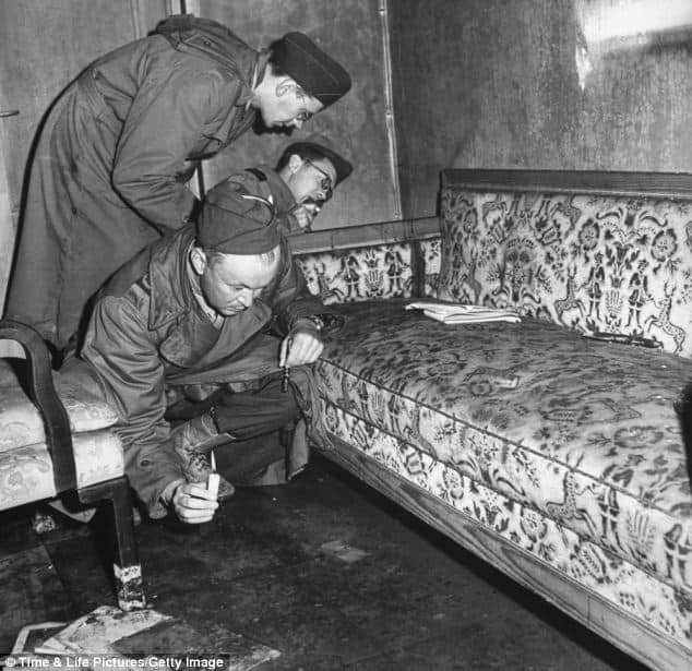 Adolf Hitler ve Eva Braun'un 30 Nisan 1945'te Berlin'deki Führerbunker'de intihar ettiği kanepe. Kolçaktaki kan lekelerine dikkatle bakın