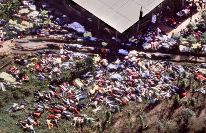 Jonestown'da toplu intihar eden 900'den fazla kişi