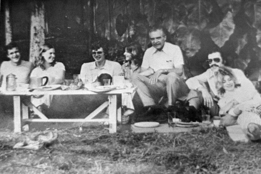 Josef Mengele (ortada, masanın kenarında), 1970'lerde arkadaşlarıyla birlikteyken
