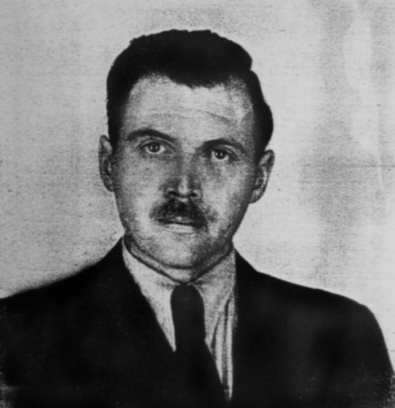 Josef Mengele'nin Arjantin kimlik belgelerinden çekilmiş bir fotoğrafı. Yaklaşık 1956
