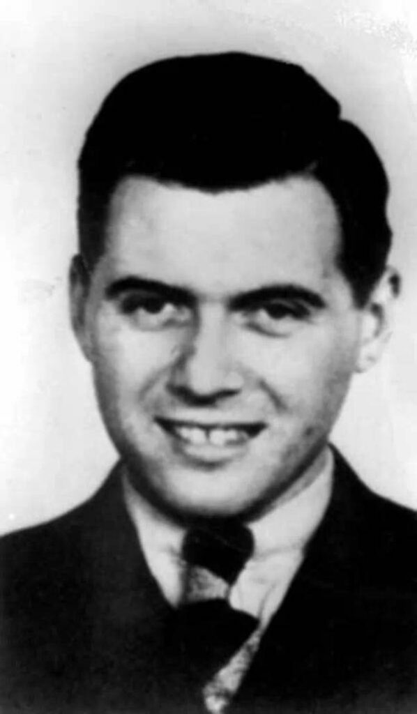 Josef Mengele bir SS sağlık memuru olarak başarılıydı