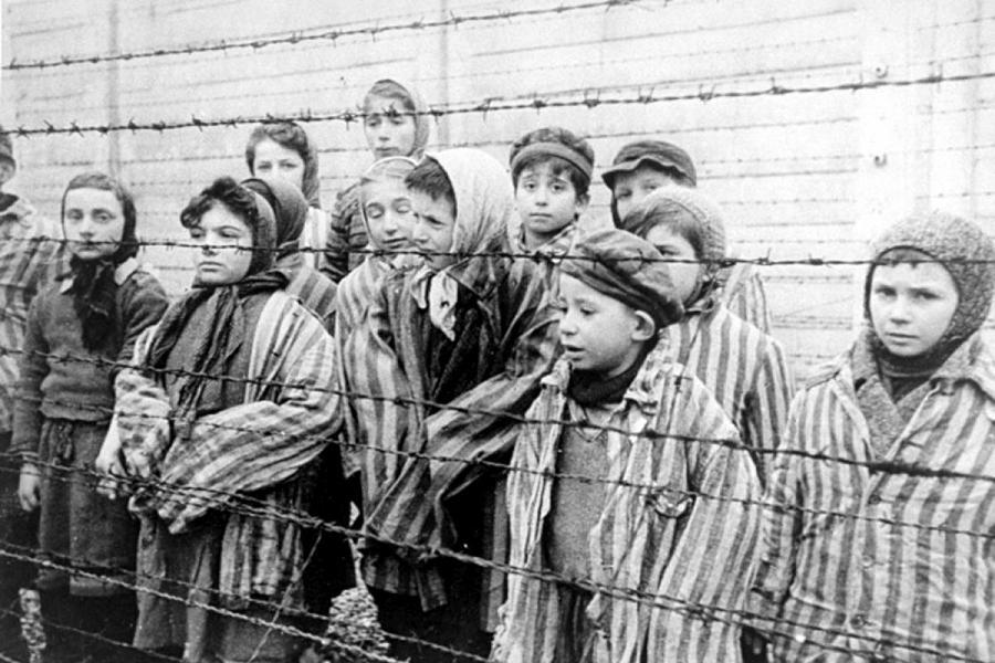 Josef Mengele, Auschwitz'deki acımasız tıbbi deneyleri için sık sık ikizleri hedef aldı