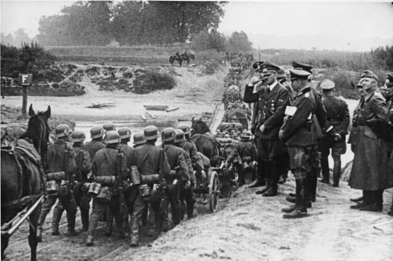 Adolf Hitler, Eylül 1939'da Polonya'ya karşı düzenlenen sefer sırasında birlikleri gözden geçiriyor