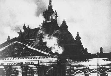 Berlin'de Reichstag (Alman parlamentosu) binasının yakılması