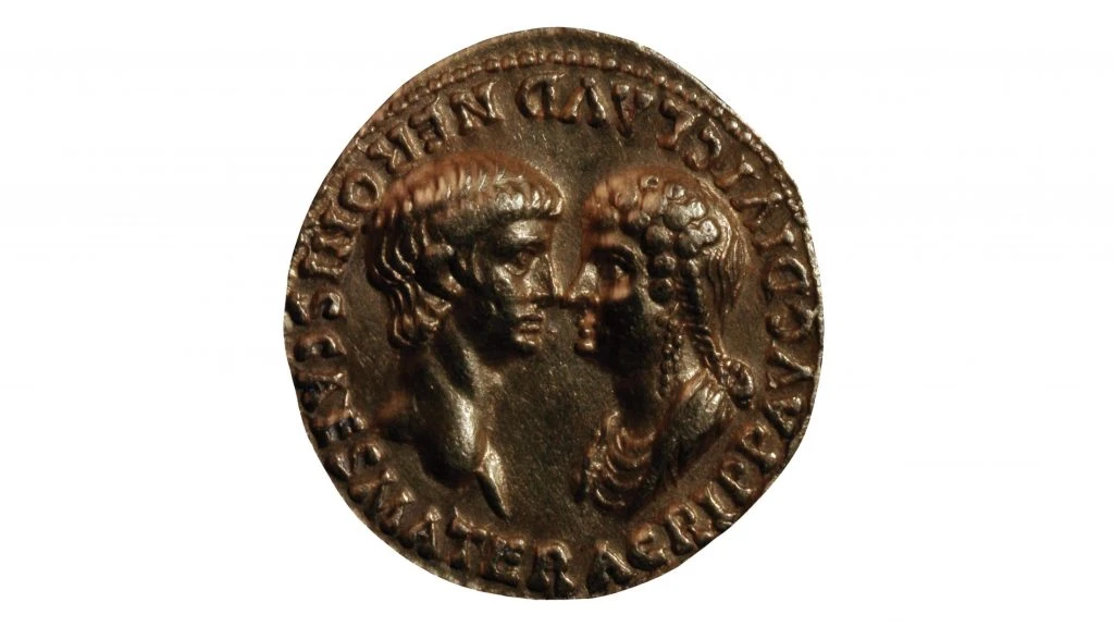 Nero ve Agrippina'yı eşit konumda gösteren madeni paralardan biri