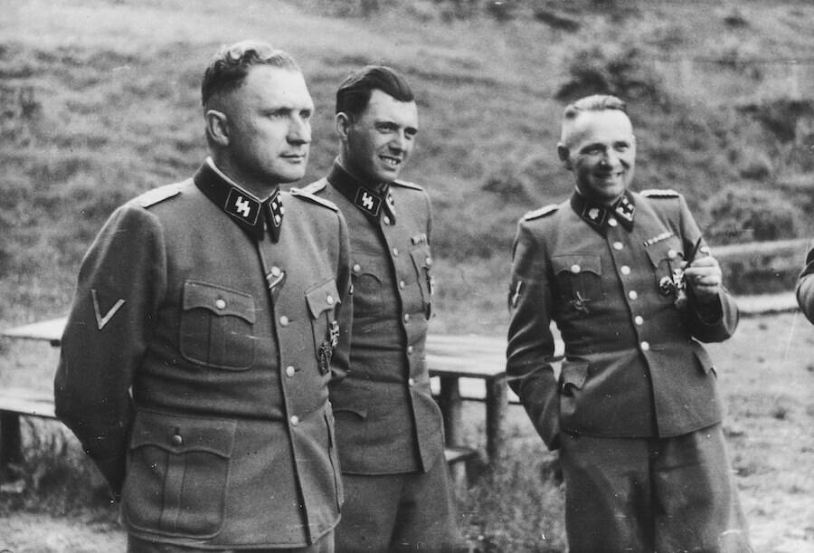 Josef Mengele (ortada) SS subayları Richard Baer ve Rudolf Höss ile 1944'te Auschwitz'in dışında