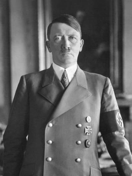 Hitler'in gri üniforma tuniği. Sol kolunda da bir Swastika kol bandı takıyor