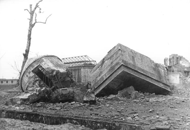 1947'de yıkılmasının ardından Führerbunker'in kalıntıları