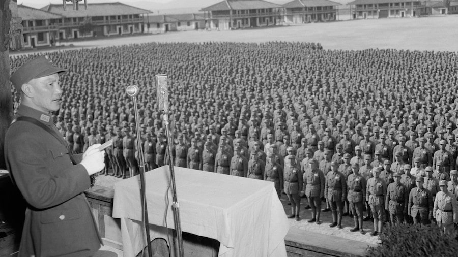 Çin'in başkomutanı Chiang Kai-shek (Çan Kay Şek), II. Dünya Savaşı sırasında askerlere sesleniyor