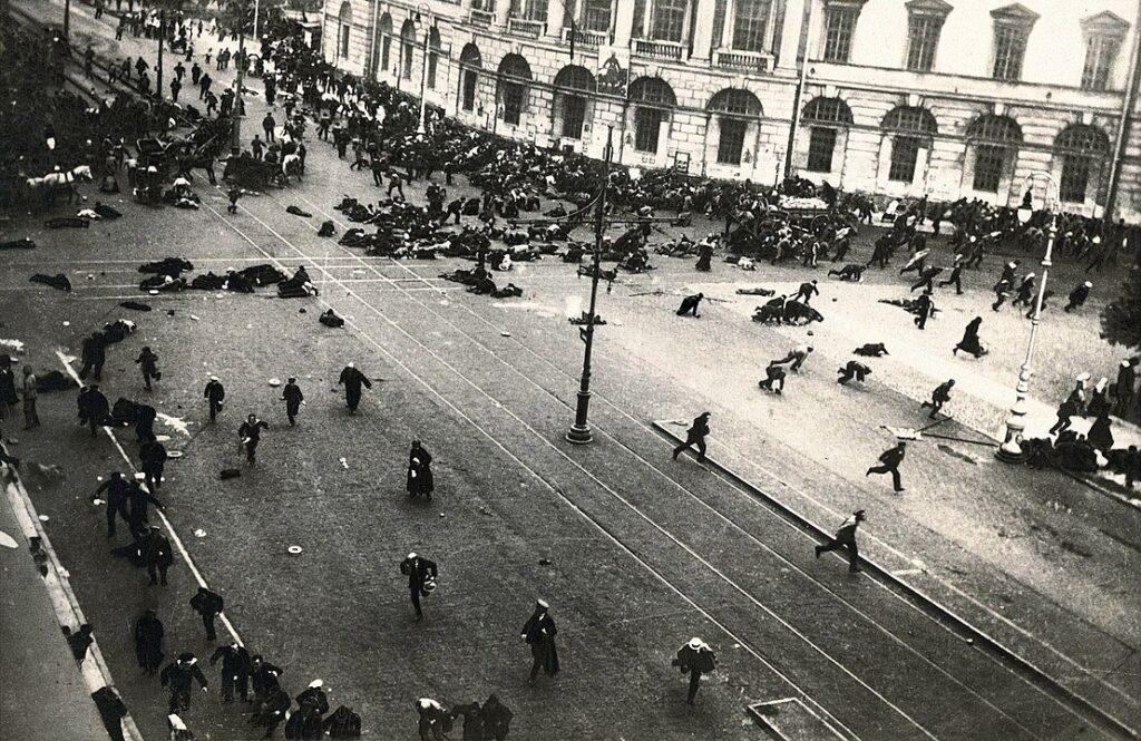 Petrograd (St. Petersburg), 4 Temmuz 1917, saat 14:00. Geçici Hükümet birlikleri makineli tüfeklerle ateş açtıktan hemen sonra Nevsky Prospekt'te sokak gösterisi.