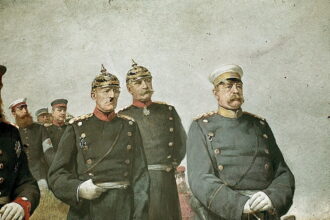 Prusya (ve daha sonra Almanya) Şansölyesi Otto von Bismarck, sağda, Yaşlı General Helmuth von Moltke, solda ve General Albrecht von Roon, ortada. Bismarck askeri bir subay değil sivil bir politikacı olmasına rağmen, dönemin Prusya militarist kültürünün bir parçası olarak askeri üniforma giymiştir.