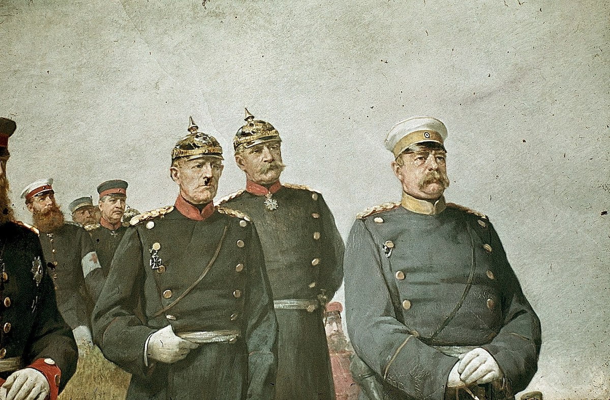 Prusya (ve daha sonra Almanya) Şansölyesi Otto von Bismarck, sağda, Yaşlı General Helmuth von Moltke, solda ve General Albrecht von Roon, ortada. Bismarck askeri bir subay değil sivil bir politikacı olmasına rağmen, dönemin Prusya militarist kültürünün bir parçası olarak askeri üniforma giymiştir.