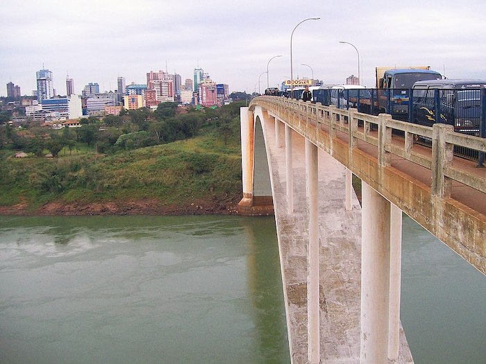 Foz do Iguaçu (Brezilya) ve Ciudad del Este (Paraguay) arasında bulunan Friendship Bridge (Dostluk Köprüsü), Brezilya ve Paraguay arasındaki sınırın ana sembolüdür.