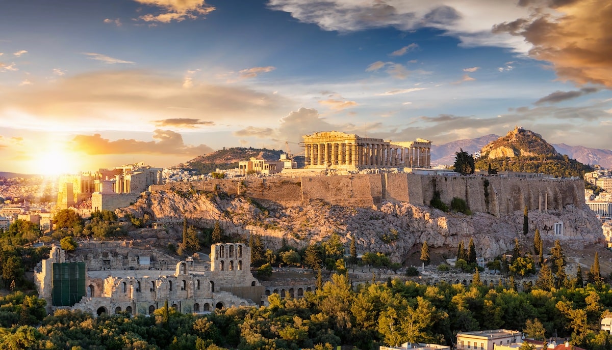 Atina Akropolisi'nin uzaktan görüntüsü.