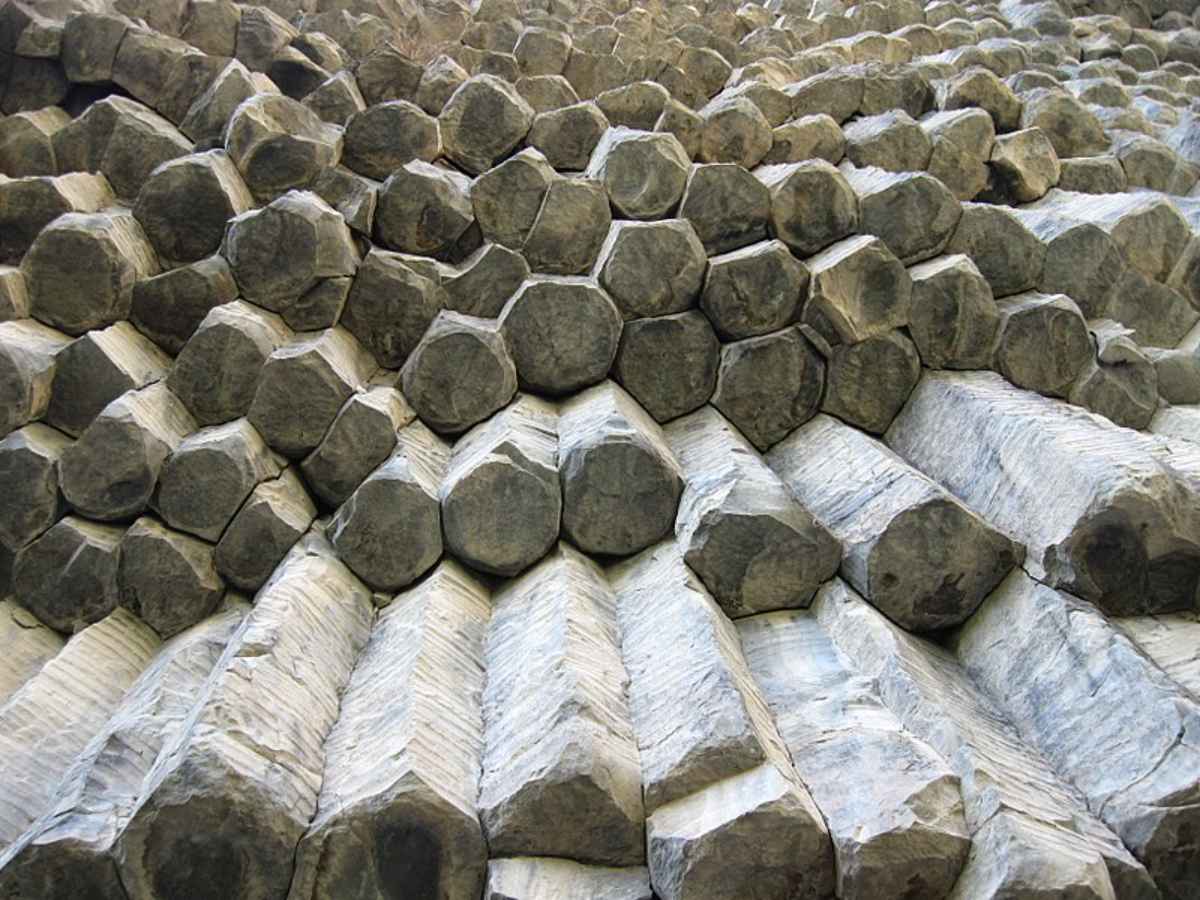 Altıgen bazalt kaya sütunlar nasıl oluşuyor