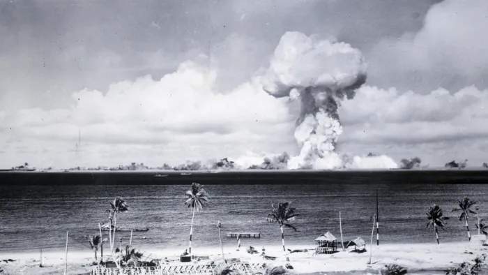 1 Temmuz 1946'da Crossroads Operasyonu sırasında "Able" atom bombası patlamasından kaynaklanan Eneu Adası'ndan görülen mantar bulutu.