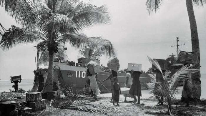 Bikini Adası sakinleri 1946'da atolü boşaltmaya hazırlanırken.