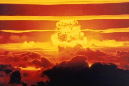 Bikini Adası'nda yapılan nükleer bomba testleri