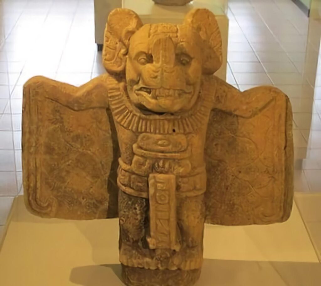 Maya tanrısı Camazotz'un heykeli.