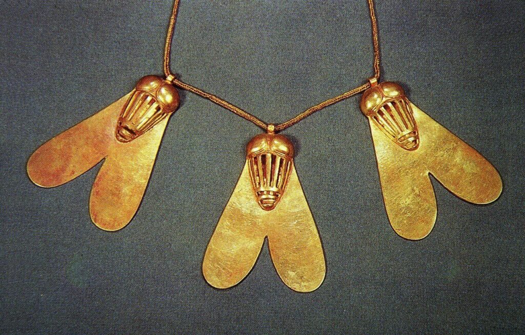 I. Ahhotep gömülürken boynuna asılan üç sinekli altın kolye