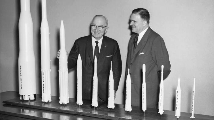 Truman, James Webb ile roket modellerini görüyor, 1961.