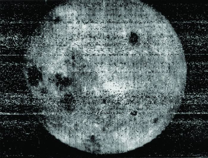 Rus uzay aracı Luna 3, 7 Ekim 1959'da Ay'ın uzak yüzünün ilk fotoğrafını çekti.