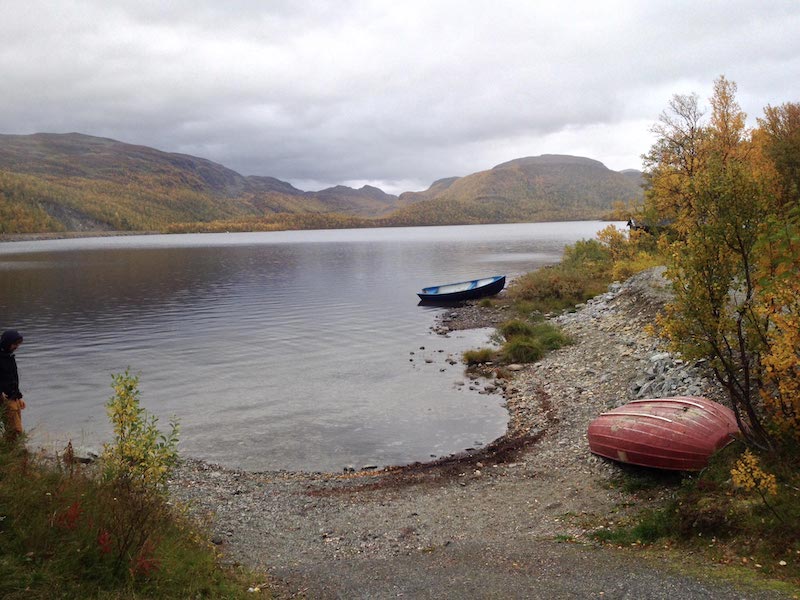 Çalışmanın parçası olan 29 Avrupa gölünden biri olan Norveç'te bir tatlı su gölü
