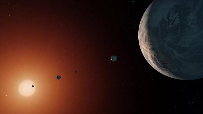 TRAPPIST-1 sisteminin TRAPPIST-1f gezegeni yakınından görünümü.