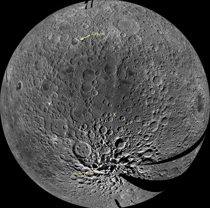 Ay'ın arka yüzündeki Aitken Havzası ve Güney Kutbu'nun fotoğrafı.