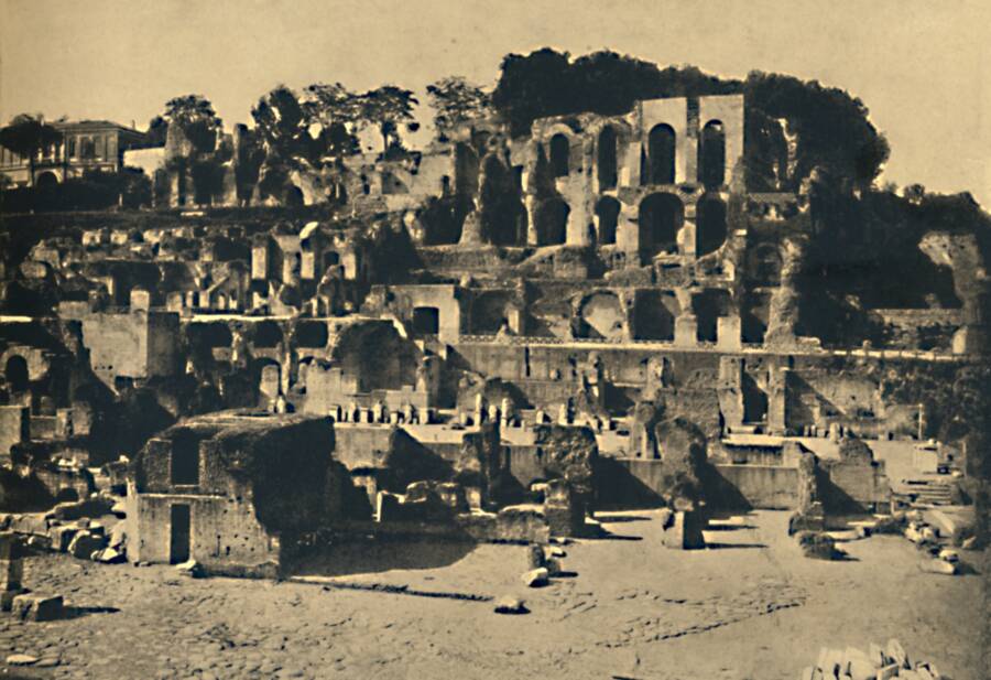 1910'da fotoğraflanan Caligula evinin kalıntıları