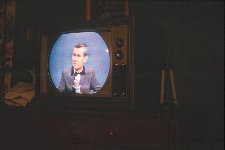 Peter Goldmark, 1946'da renkli televizyonunu FCC'ye gösterdi. Sistemi, bir katot ışın tüpünün önünde kırmızı-mavi-yeşil bir tekerlek dönüşü yaparak renkli resimler üretti