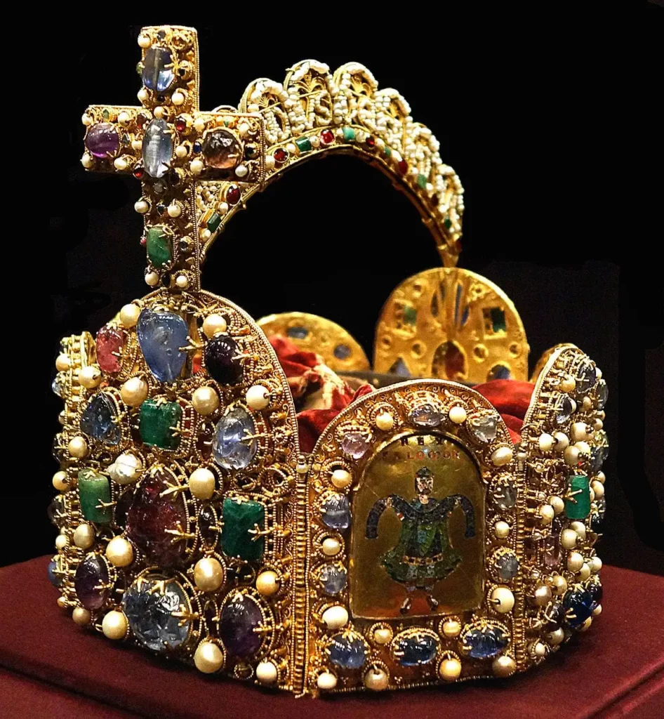 Habsburglar tarafından kullanılan Kutsal Roma İmparatorluğu Tacı Viyana'daki Hofburg Sarayı'nda bulunan İmparatorluk Hazinesi'nde muhafaza ediliyordu. Kaynak: Wikipedia Habsburg