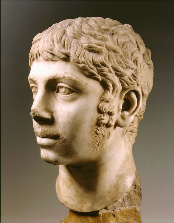 Bir defasında Elagabalus kadın kılığındayken ve Romalı hayat kadınlarını Forum'da bir araya getirmişti