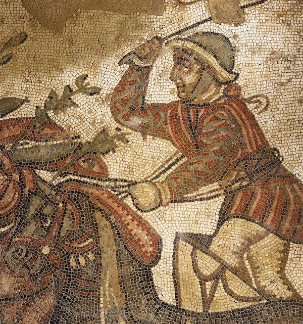 Elagabalus, Sicilya'dan bu üçüncü yüzyıl mozaiğinde tasvir edildiği gibi, savaş arabalarının gücünü, hızını ve güzelliğini idolleştirdi