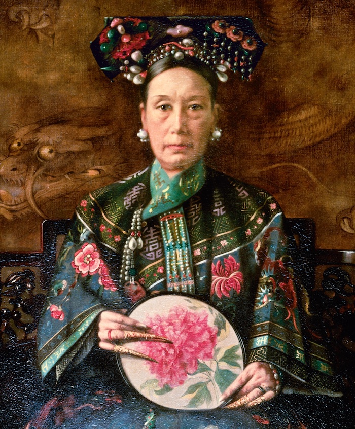 Ressam Hubert Vo'nun 1905 tarihli bir portresinde 70 yaşlarında İmparatoriçe Dowager Cixi