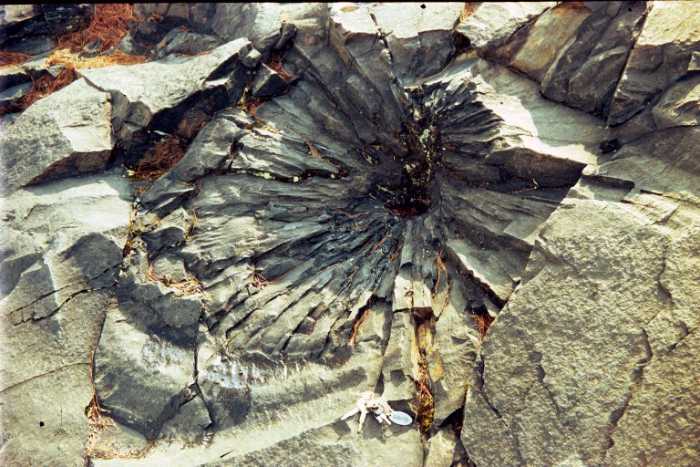 Kırılma konisi yalnızca bir meteor kraterinde ve bir nükleer patlamanın altındaki ana kayada görülür.