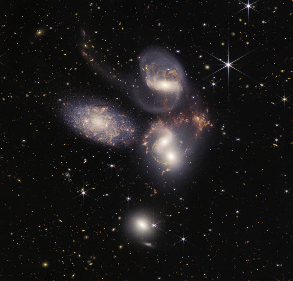 Stephan Beşlisi'nin beş galaksisi. 150 milyon pikselle Webb'in çektiği en büyük fotoğraf. Görüntüde birbiri etrafında dönen galaksiler var.