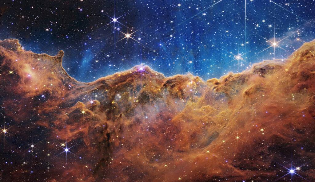 Webb'in çektiği "Kozmik Uçurumlar" adlı fotoğraf Karina Bulutsusu'ndaki NGC 3324 bölgesinin kenarını gösteriyor.